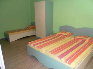Гостевой дом Villa Mari Guest Rooms Золотые Пески Трехместный номер с общей ванной комнатой-1