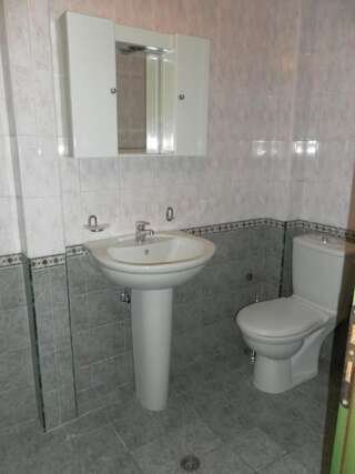 Гостевой дом Villa Mari Guest Rooms Золотые Пески Трехместный номер с общей ванной комнатой-4