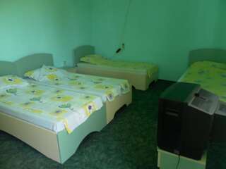 Гостевой дом Villa Mari Guest Rooms Золотые Пески Четырехместный номер с общей ванной комнатой-1