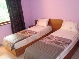 Гостевой дом Villa Mari Guest Rooms Золотые Пески Двухместный номер с 1 кроватью или 2 отдельными кроватями, вид на сад-4